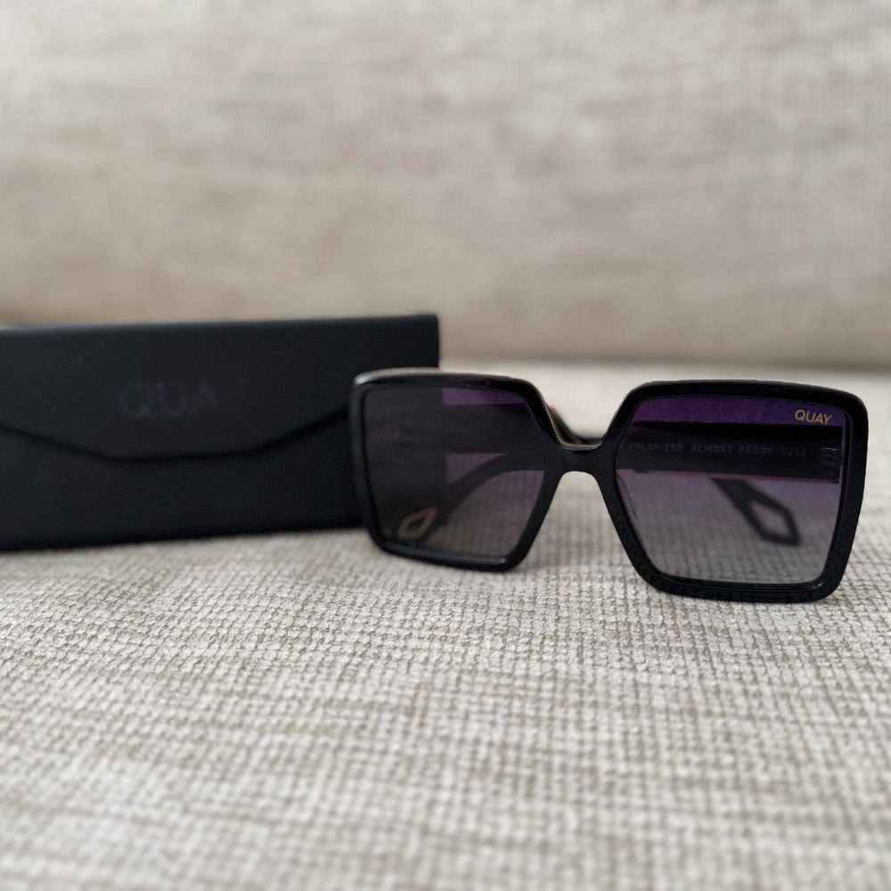 Quay Australia ALMOST READY in BLACK SMOKE POLARIZED + EMBOSSED TRI FOLD CASE